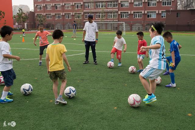 亚运会男足半决赛：中国队遗憾败给韩国队